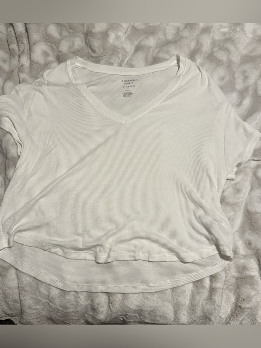 American Eagle Outfitters White V‑Neck Ribbed Tee